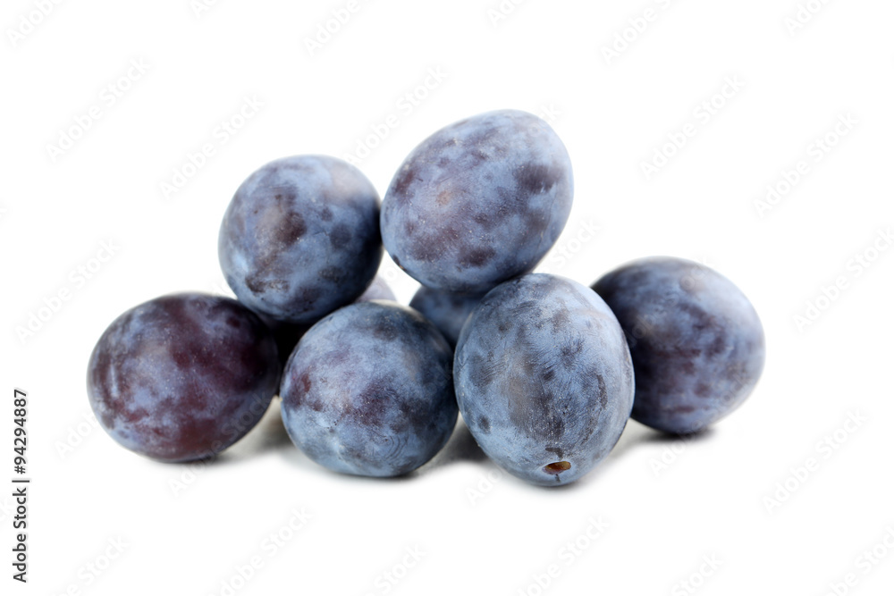Obraz premium Fresh plums isolated on white