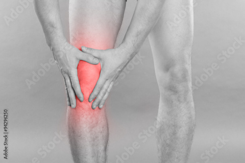 Knieschmerzen - Schwarzweiß mit roter Markierung © SENTELLO