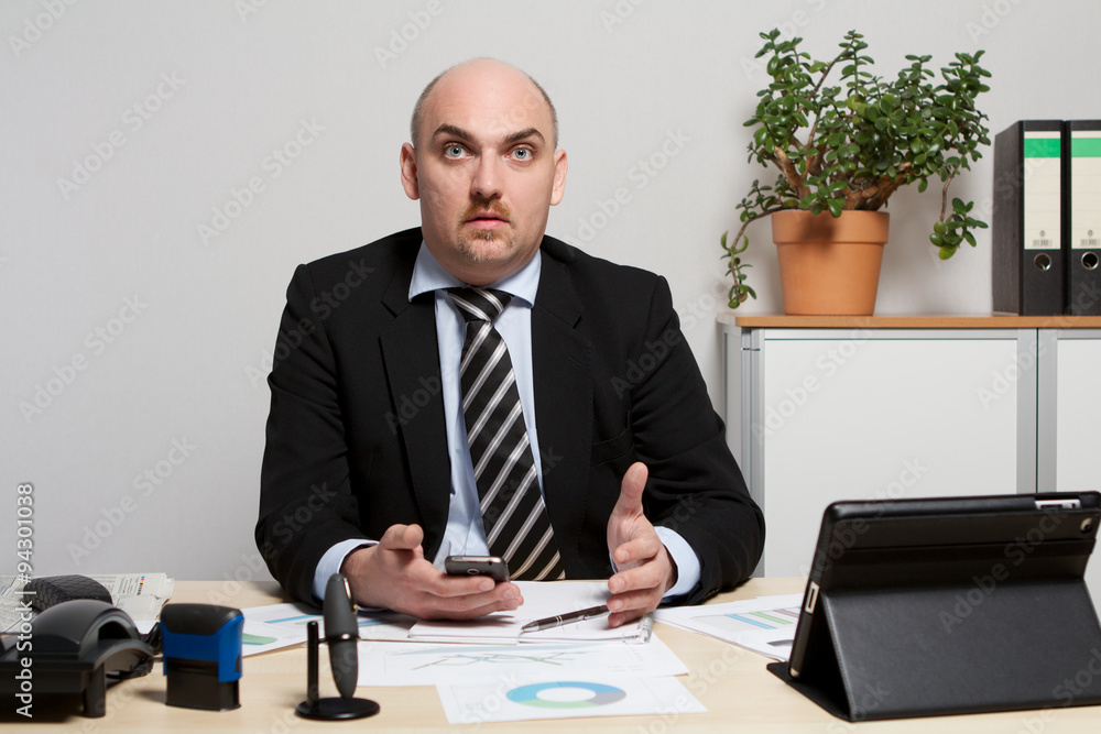 Berater bespricht einen Businessplan Berater bespricht einen Businessplan
