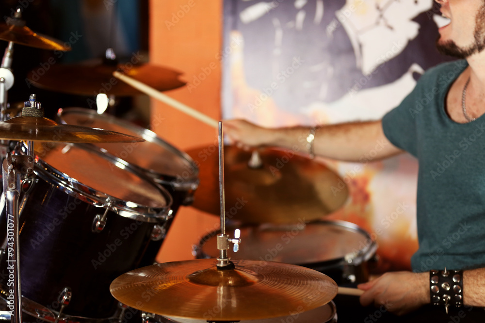 Naklejka premium Hand of drummer with sticks and drums, close-up