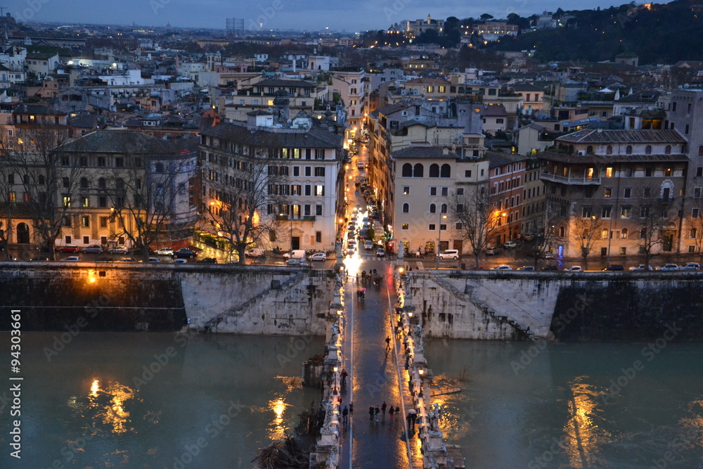 Вечерний вид на мост Ангелов с Мавзолея Адриана в Риме