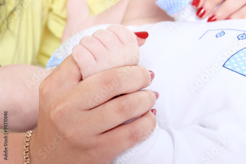 малыш держит маму за руку