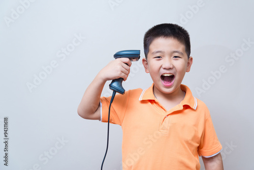 Foto Asian boy joking doing a suicide gesture with a fake gun made wi