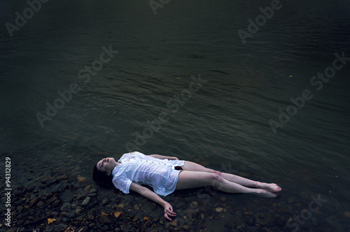 Fotografía dead girl lying on the rock
