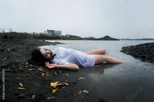 Konstfotografi girl lying on dark river