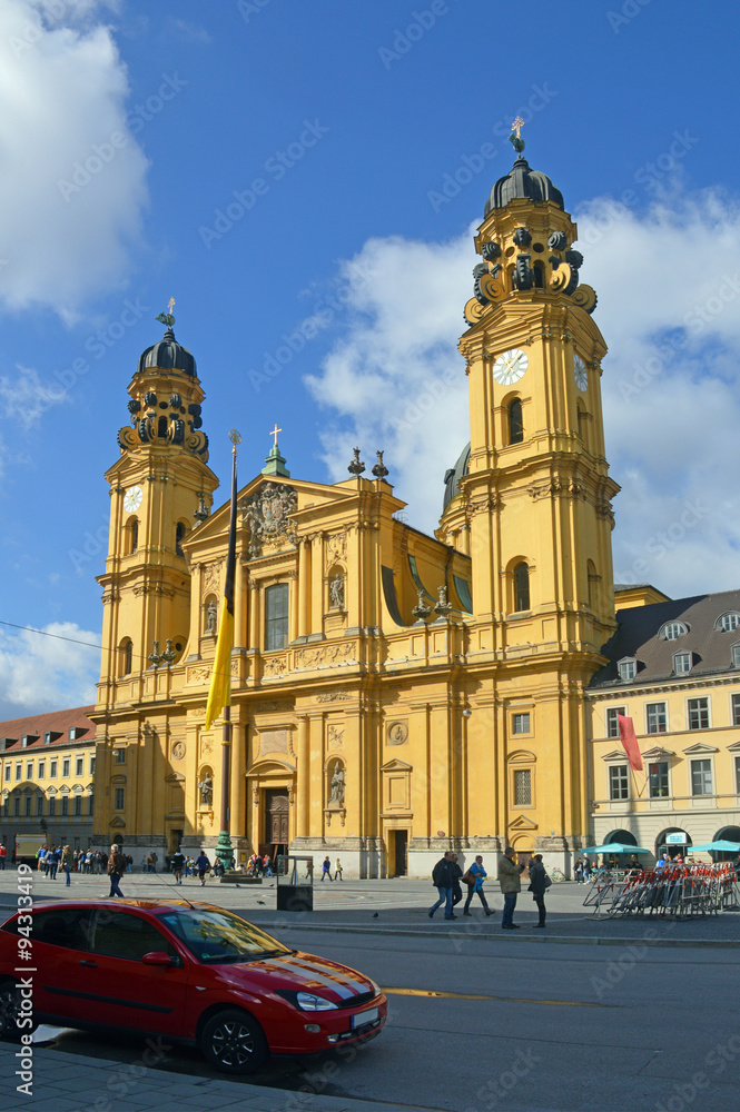 Obraz premium Театинеркирхе (Theatinerkirche), католическая коллегиальная церковь Святого Каетана (Мюнхен, Германия)