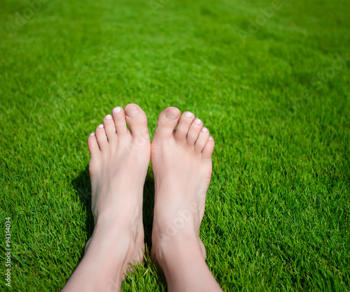Woman legs on the grass © Kirill Grekov