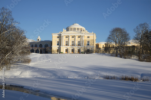 Вид на Павловский дворец солнечным зимним днем. Павловск