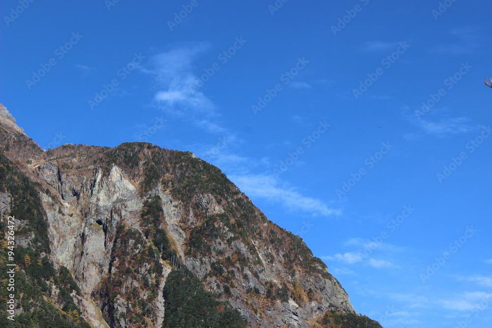 青空に映える岩山