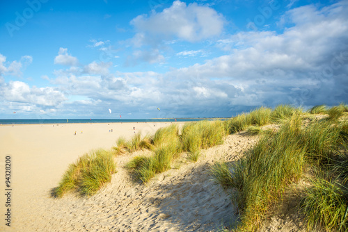 Fototapeta Naklejka Na Ścianę i Meble -  Nordsee Holland mit Strand und Wolken Und Dünen