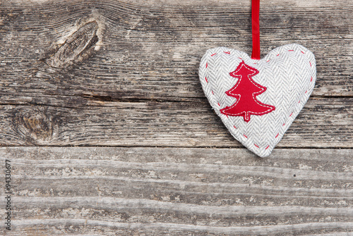 Christmas background - Herz mit Weihnachtsbaum auf Holz