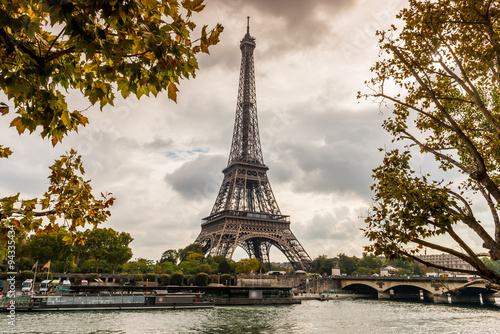 La c  l  bre Tour Eiffel sur la Seine dans la capitale Paris en France