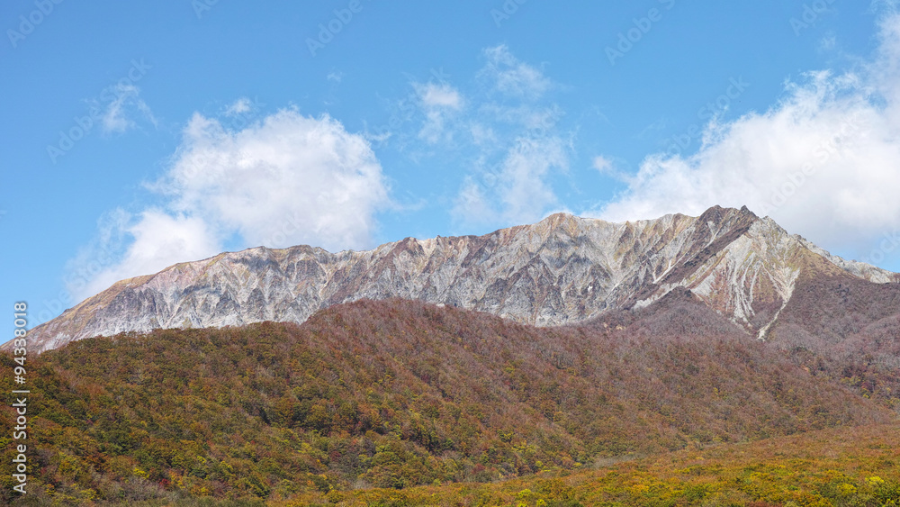 Naklejka premium 大山 南壁 木谷の森