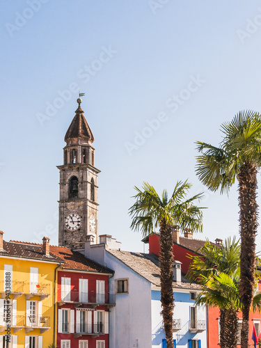 Ascona  Altstadt  Stadt  Kirche  Kirchturm  santi pietro e paolo  See  Lago Maggiore  Seerundfahrt  Herbstferien  Herbst  Tessin  Schweiz