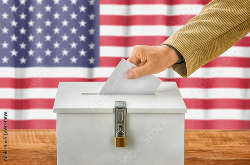Mann wirft Stimmzettel in Wahlurne - USA
