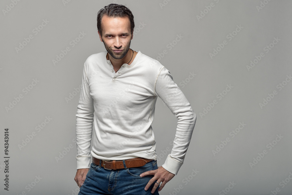 Mann mit einem wütenden Gesichtsausdruck Mann mit einem wütenden Gesichtsausdruck