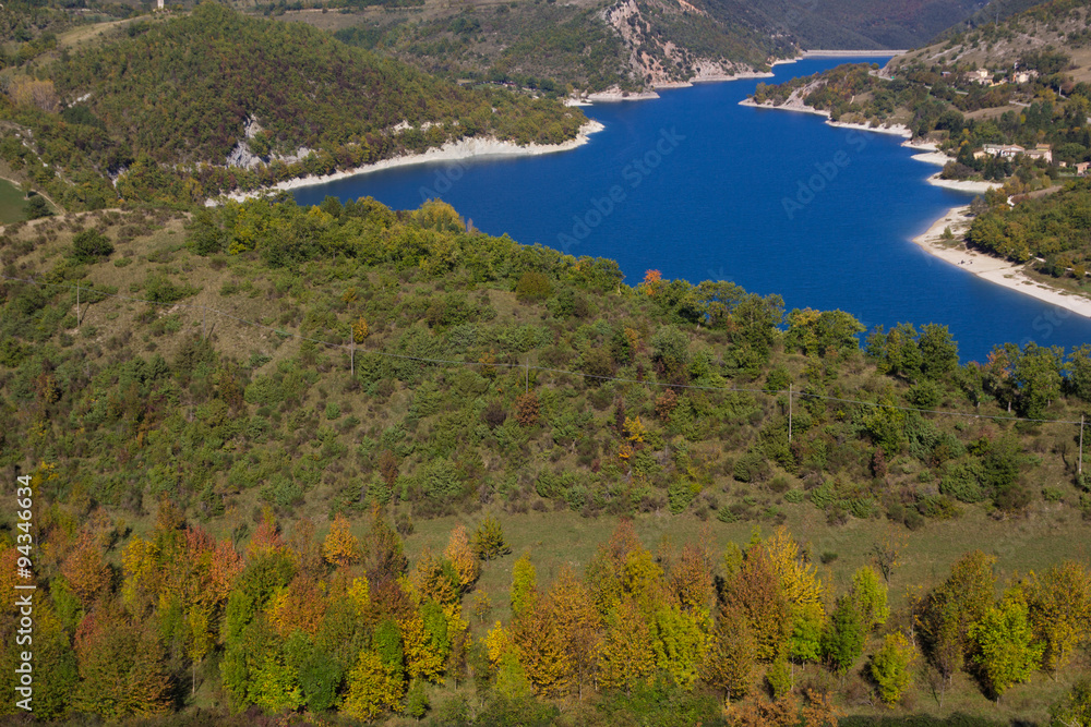 Fototapeta premium Veduta dall'alto del Lago di Fiastra