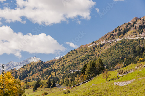 Airolo  Stadt  Tremola  Passstrasse  Gotthardpass  Gotthard  Sankt Gotthard  Alpen  Schweizer Alpen  Herbst  Landwirtschaft  Tessin  Schweiz