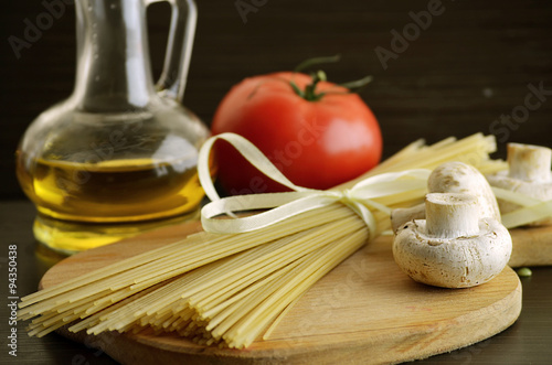 long noodles, mushrooms,tomato