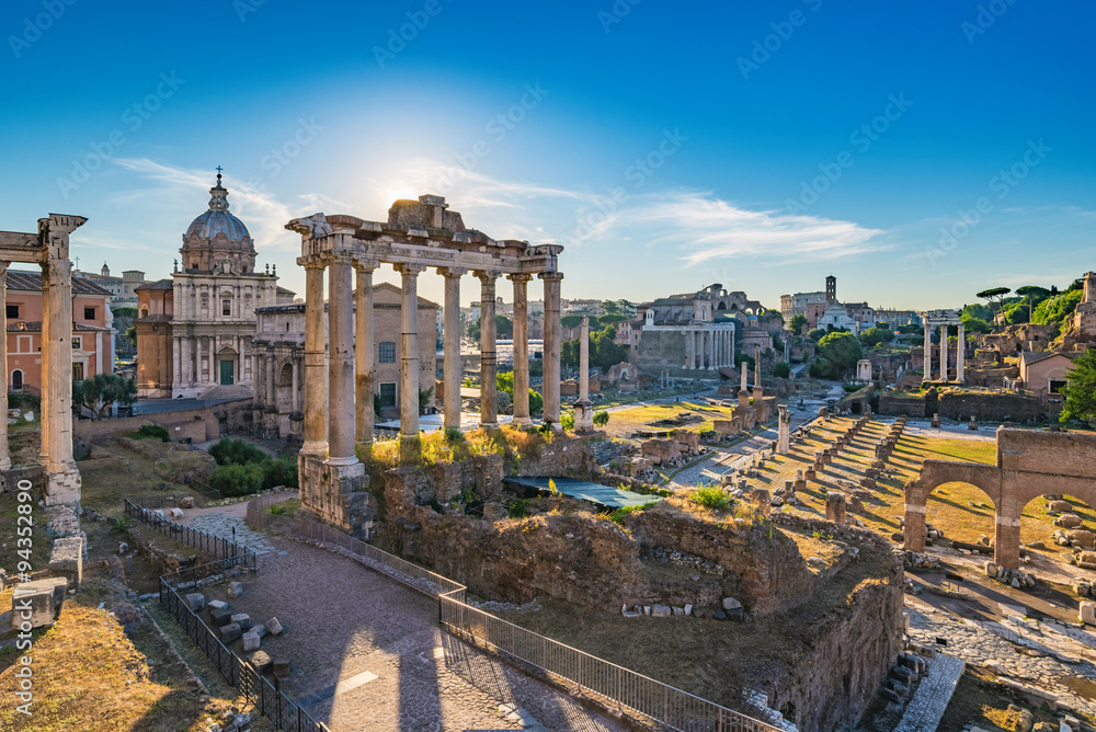 Fototapeta premium Wschód słońca na Forum Romanum i Koloseum - Rzym - Włochy