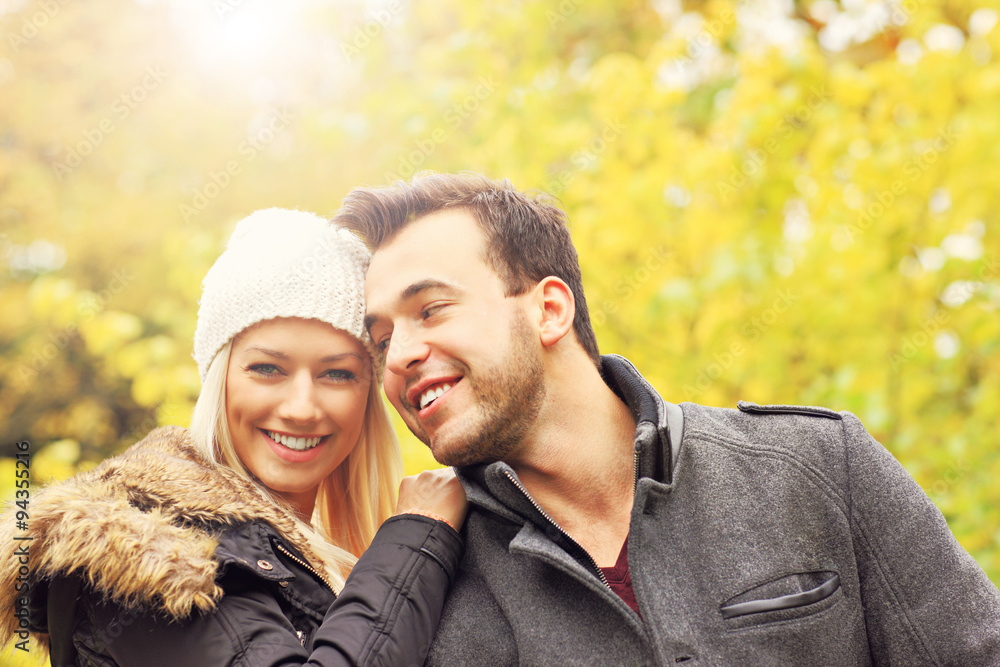 Fototapeta premium Young romantic couple in the park in autumn