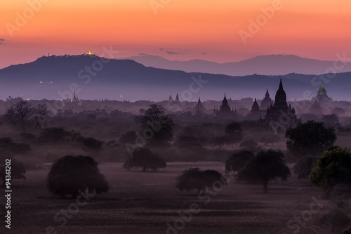 Pagoda landscape at dusk in Bagan © Stéphane Bidouze
