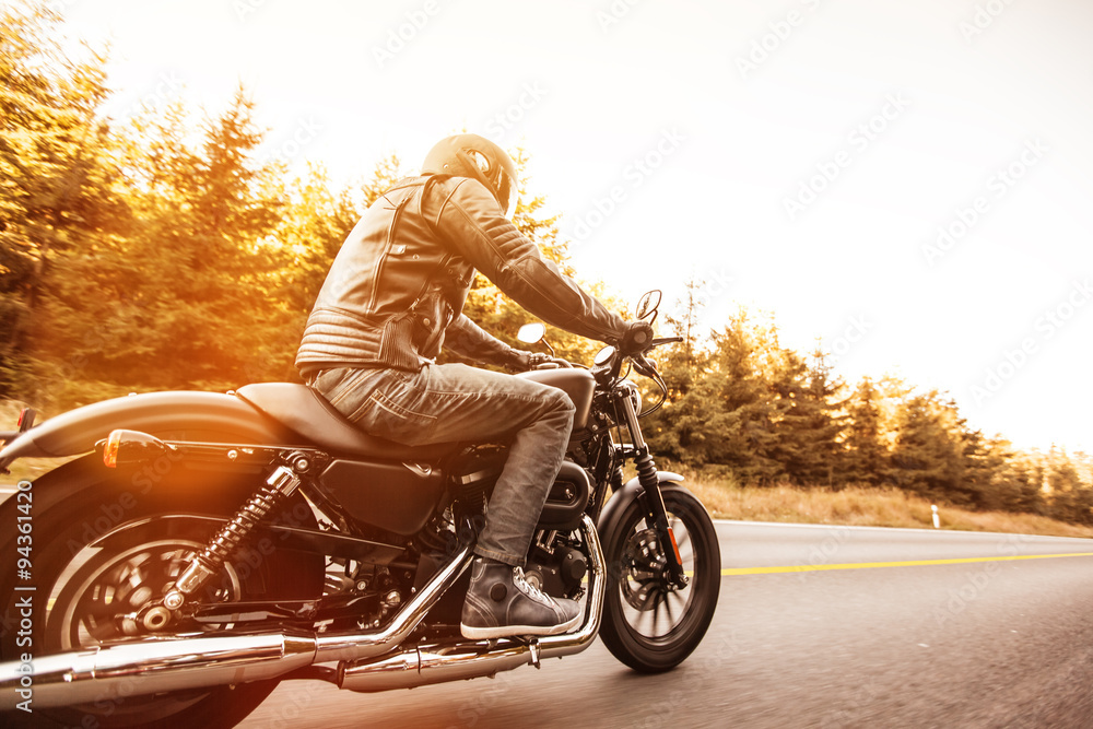 Obraz premium Zamknij się z motocykla o dużej mocy