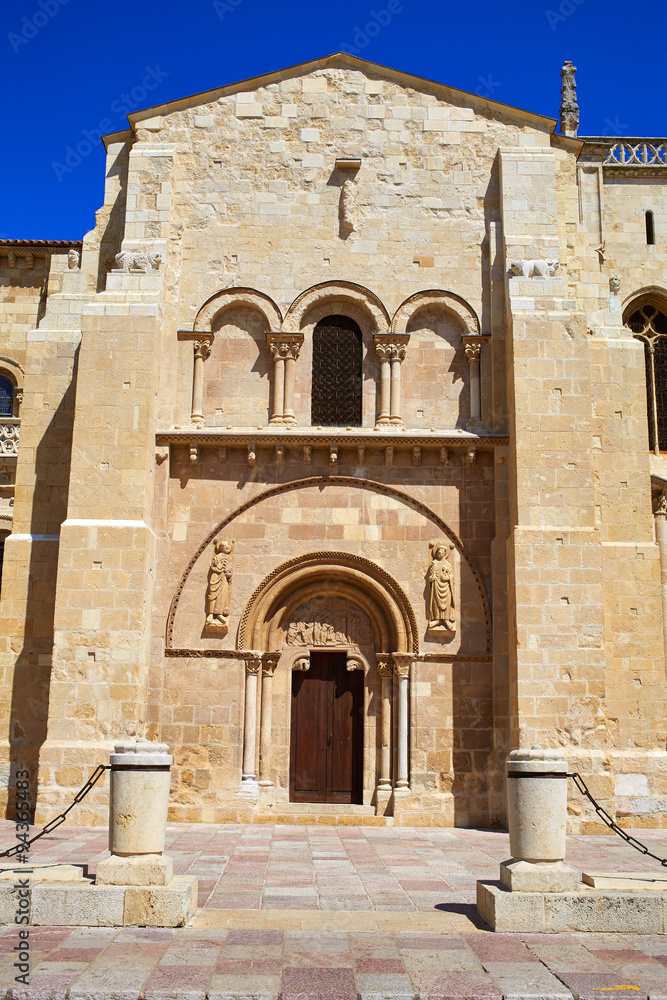 Naklejka premium Leon San Isidoro church by way of saint James