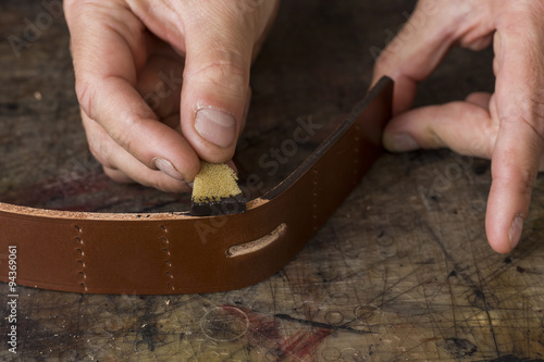 Process of making a leather belt with a low depth of field, painting the edge