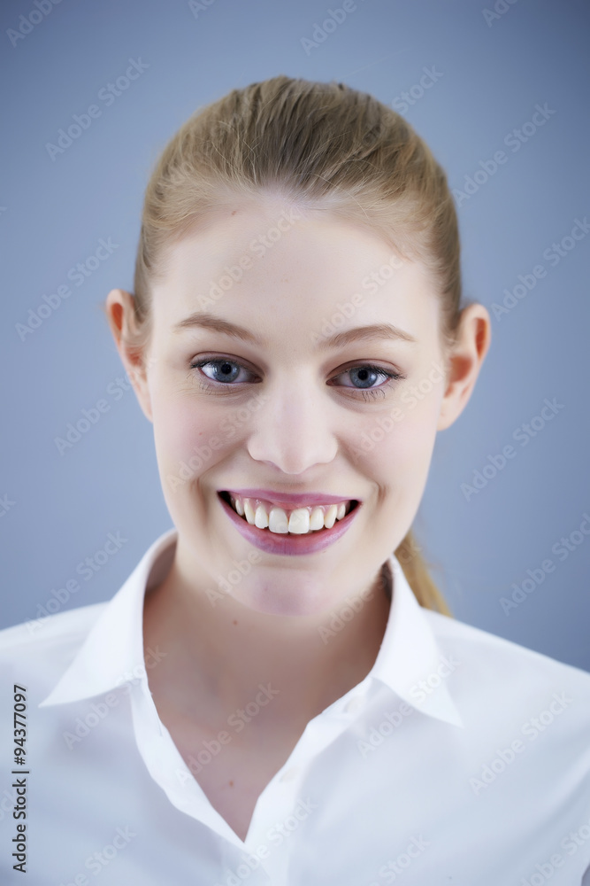 微笑む女性 微笑む女性