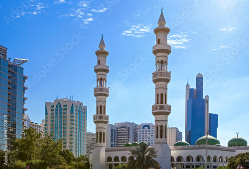 Abu Dahbi, modern and traditional architectures in the city center