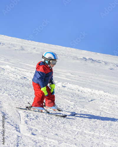 kleiner Rennfahrer auf Skiern