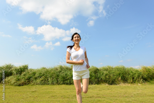 ジョギングを楽しむ女性
