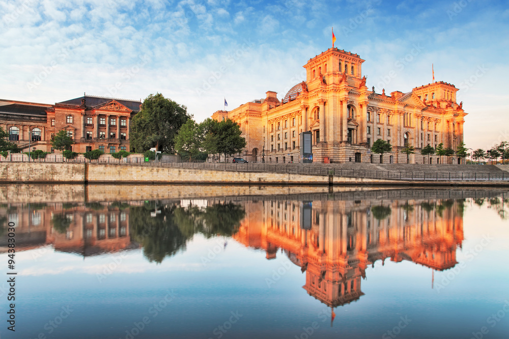 Naklejka premium Reichstag with reflection in Spree, Berlin