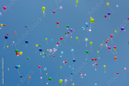 Bunte Ballons fliegen in den Himmel