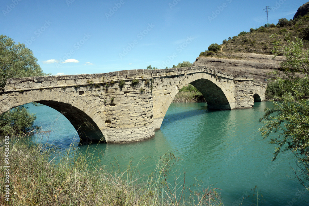 Fluss Esera mit römischer Steinbogenbrücke bei Graus