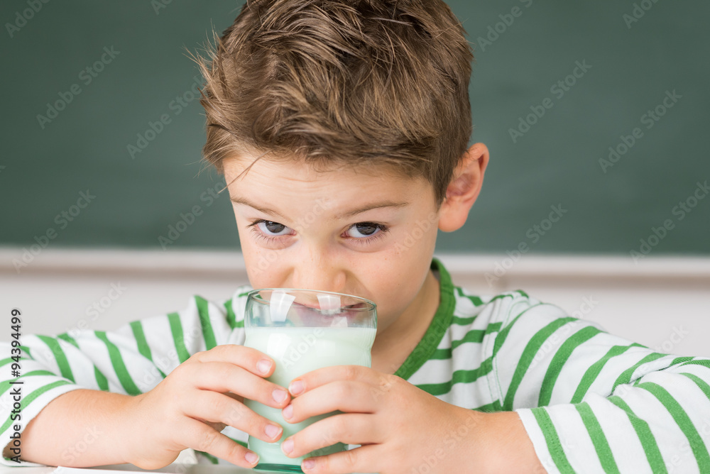 kind trinkt milch in der schule kind trinkt milch in der schule