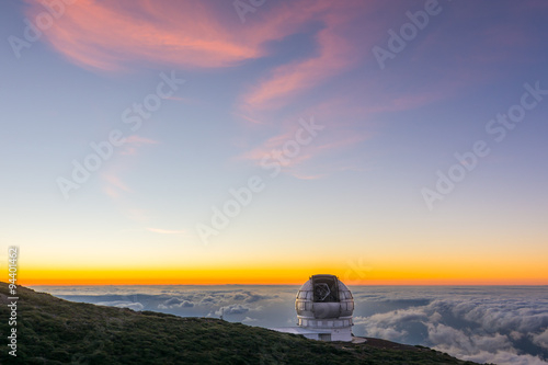 Fotografía Astronomical observatory at top of the Taburiente at sunset, La Palma, Canary Is
