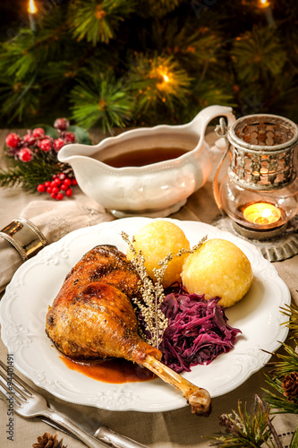 Weihnachtsmenü. Gänsekeule mit Knödeln und Rotkohl photo