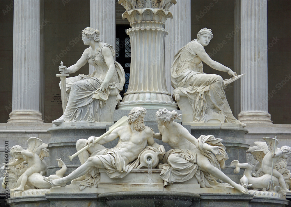Vienne, fontaine et statues en marbre devant le Parlement, Autriche Vienne, fontaine et statues en marbre devant le Parlement, Autriche