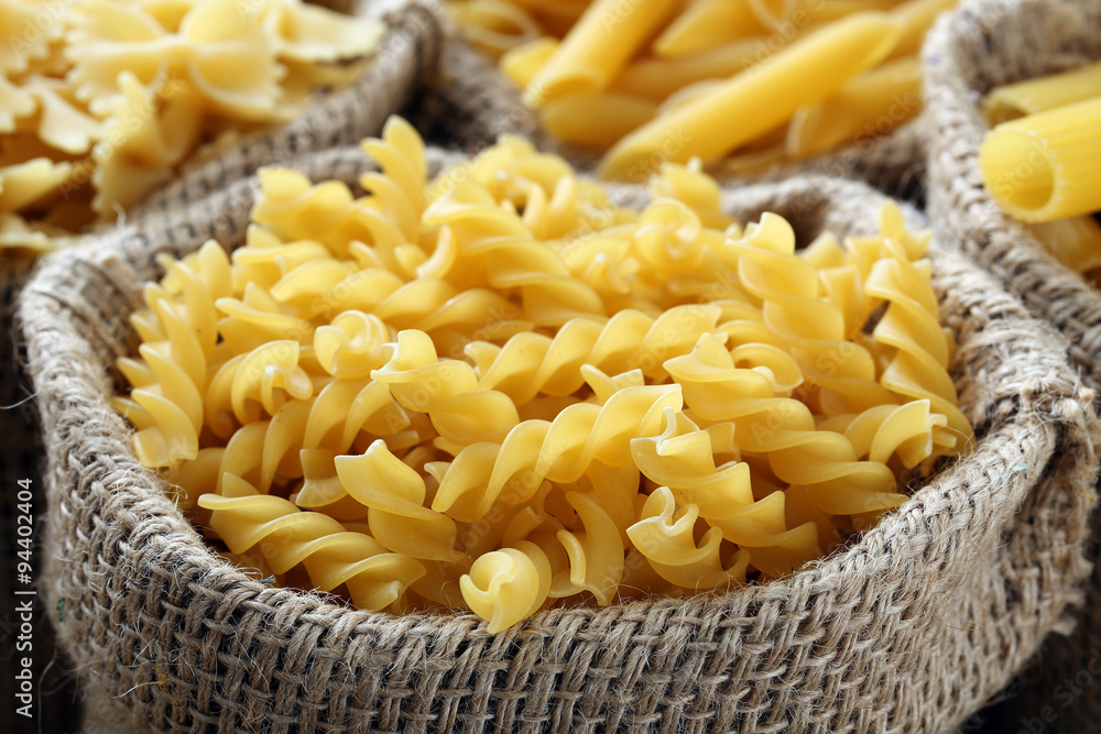 pasta grezza primo piano con fusilli pasta grezza primo piano con fusilli