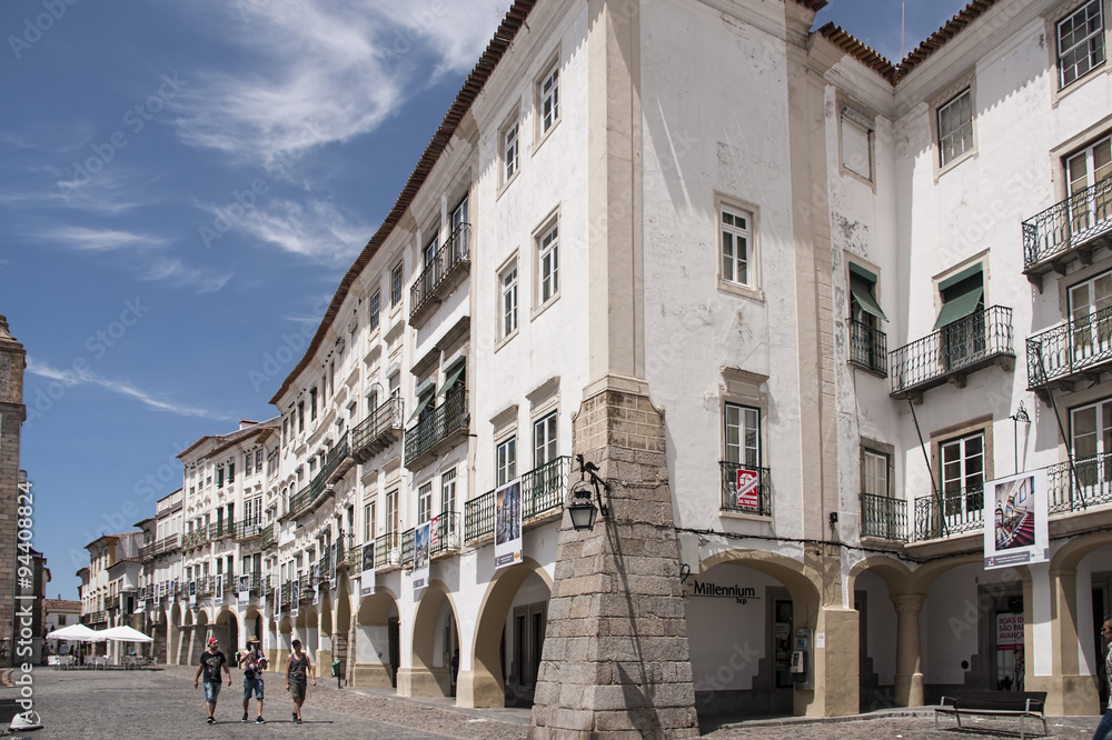 Obraz premium Paseo por las calles de la antigua ciudad portuguesa de évora