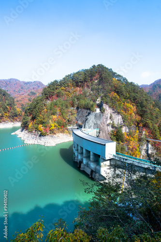 Wallpaper Mural ダム湖の紅葉 Torontodigital.ca