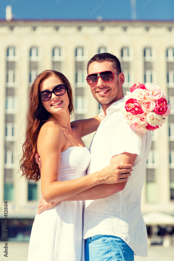 Obraz premium smiling couple in city
