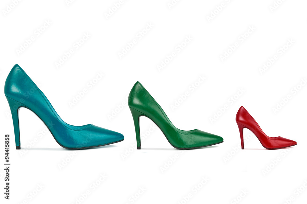 Zapatos de colores para mujer con taco alto. Vista de frente. Composición. Copy space