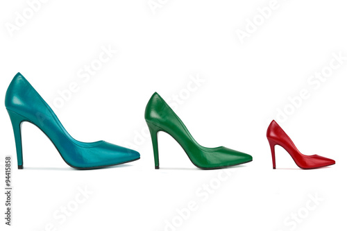 Zapatos de colores para mujer con taco alto. Vista de frente. Composición. Copy space