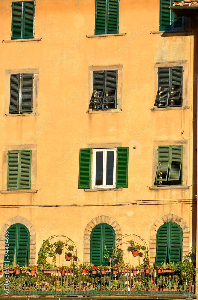 Obraz premium Italian Architecture, green shuttters and ocher walls