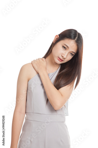 Young Asian woman got shoulder pain