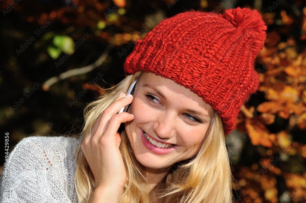 Porträt einer jungen Frau mit Herbstlaub Porträt einer jungen Frau mit Herbstlaub
