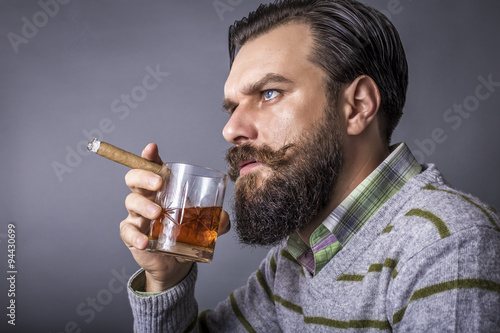 Obraz na płótnie Studio shot of a handsome young man with retro look smoking a ci w salonie